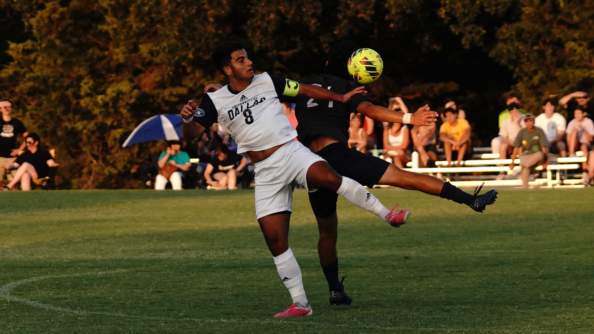 Men's Soccer Drop Tight Game with Lyon