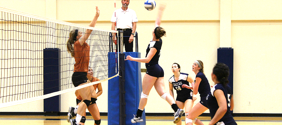 Volleyball closes home schedule with 3-0 defeat to Texas-Dallas